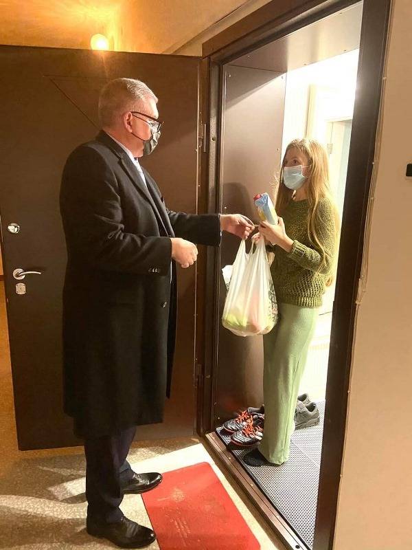 Игорь Сапко передал продуктовые наборы пермским врачам