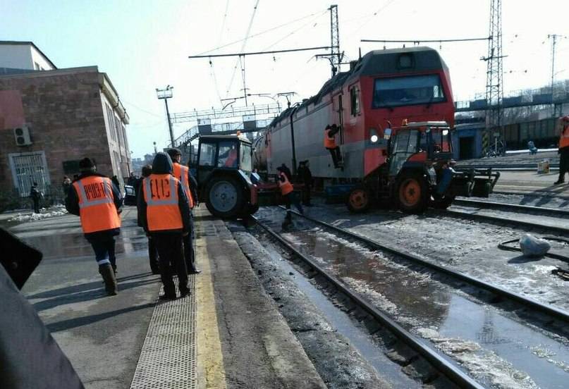 ​Соцсети: в Перми трактор попал под поезд, есть пострадавшие