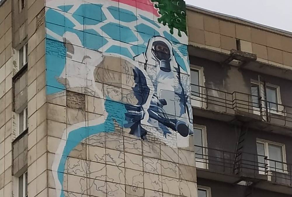 ​В центре Перми около автовокзала появилось граффити в честь медиков, борющихся с COVID-19