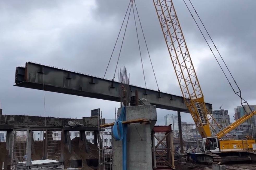 На путепроводе по шоссе Космонавтов в Перми начали монтаж пролетных строений