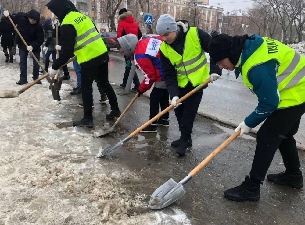 Студенческие отряды подключились к уборке снега и наледи в Перми