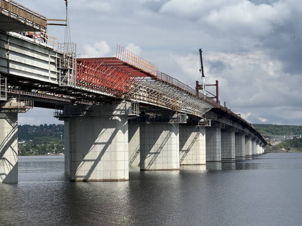 Мост на домкратах. Чусовской мост готовят к подъему и усилению конструкций