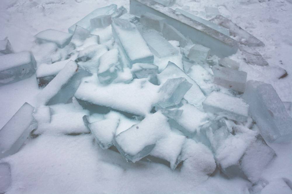 ​В Пермском крае в результате схода снега с кровли многоквартирного дома пострадала женщина