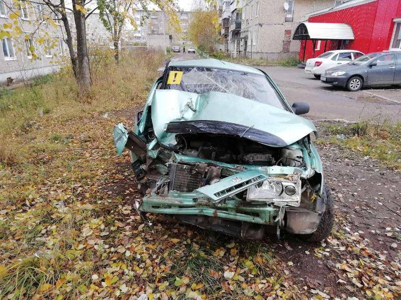 ​В Перми водитель без прав не справился с управлением авто и врезался в дерево 