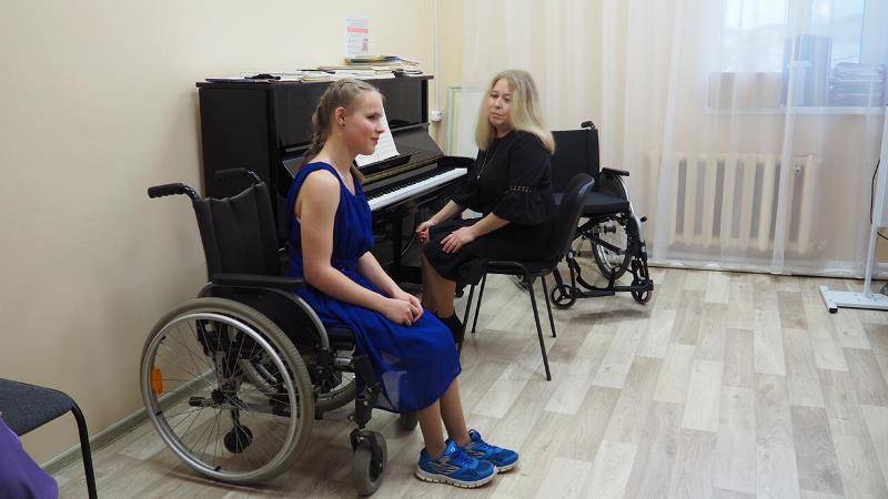 «Единая Россия» ко Дню отца поздравила жителя Карагая, воспитывающего шестерых детей