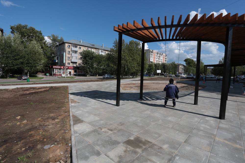 В Перми на бульварной части улицы Советской Армии установили навес с качелями