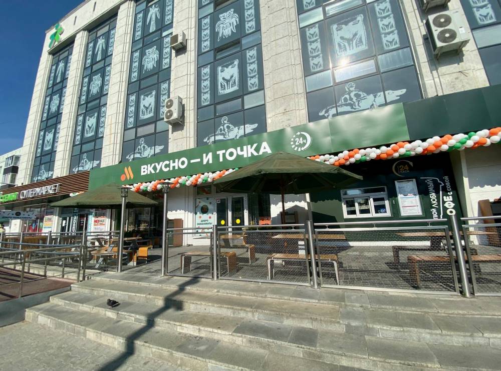 ​С фасада ЦУМа в Перми демонтировали вывеску ресторана «Вкусно – и точка»