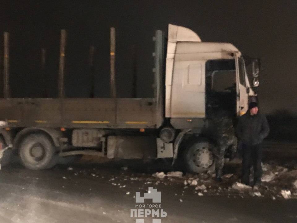 Массовое ДТП: в Перми на Красавинском мосту фуру занесло и сложило пополам