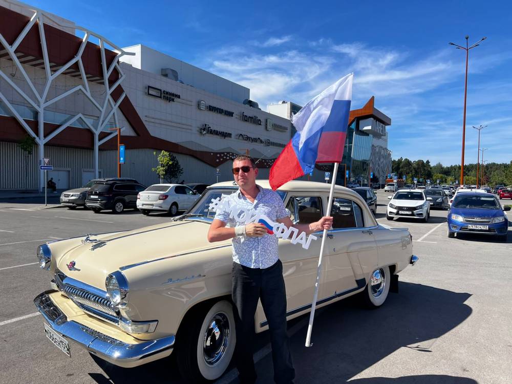 В Перми в честь Дня государственного флага РФ прошёл автопробег «Единой России»