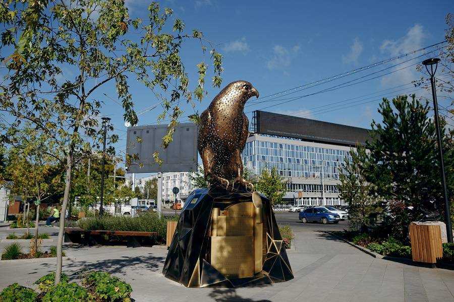 ​В Уфе появился городской монумент «Сапсаны на крыше Уралсиба»