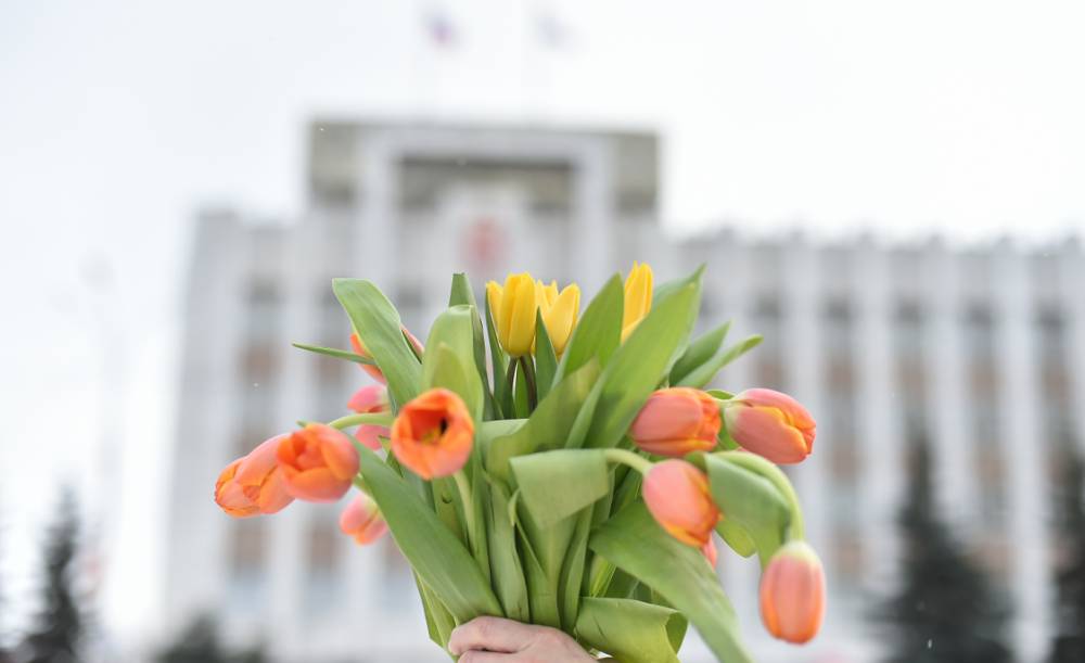 Губернатор Пермского края Дмитрий Махонин поздравил женщин с Днем матери 