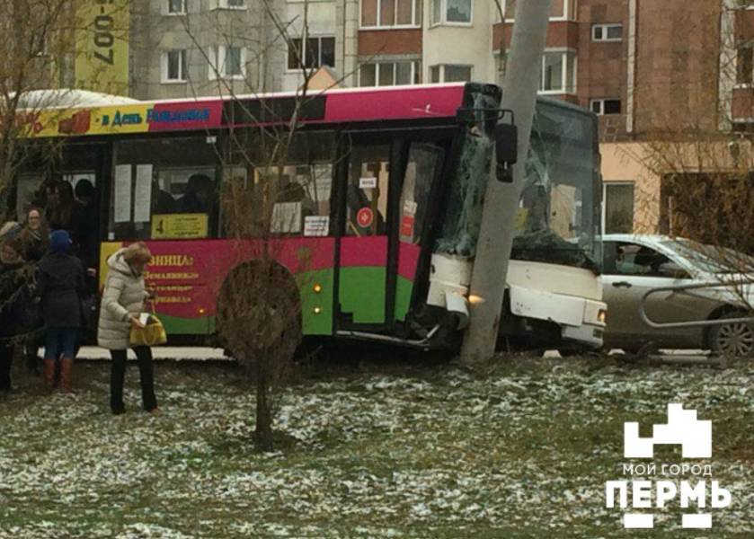 В Перми общественный автобус №4 врезался в столб, двое пострадали