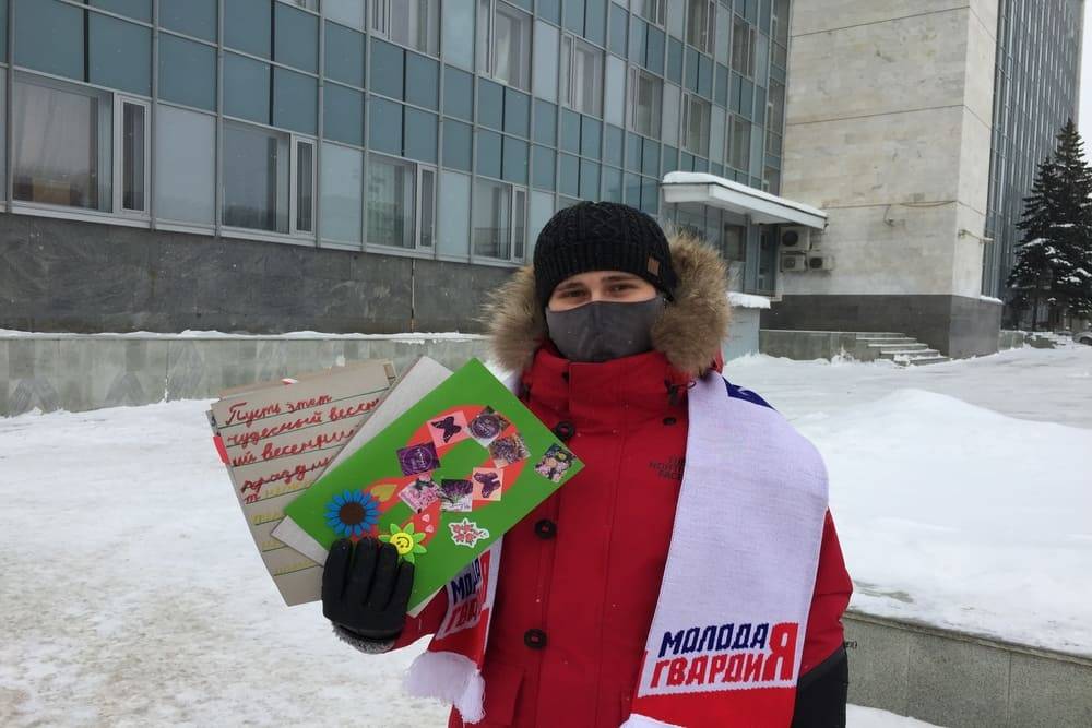 8 марта на центральных улицах Перми волонтеры раздавали тюльпаны