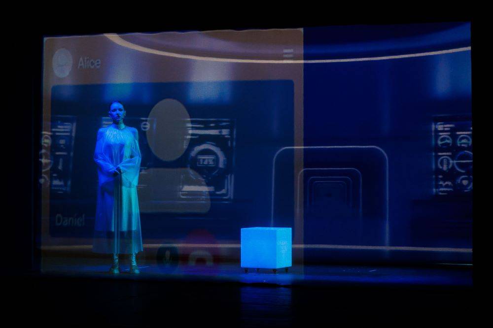 Спектакль как серия. Пермский театр кукол представил премьеру кибердрамы о цифровом бессмертии