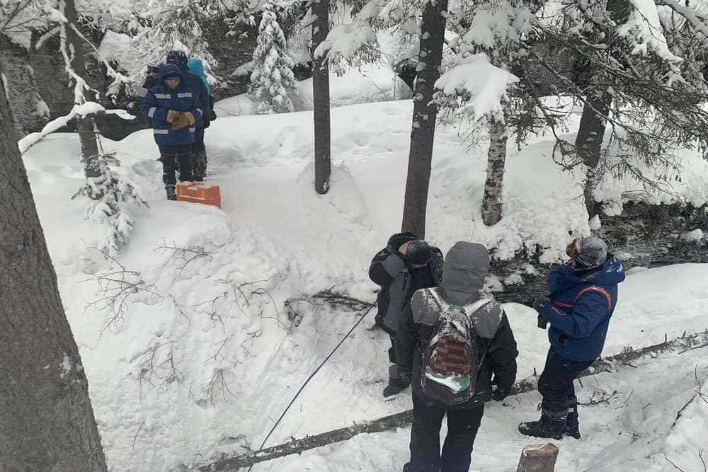 Сорвавшаяся в ущелье на Усьвинских столбах туристка скончалась по пути к врачам
