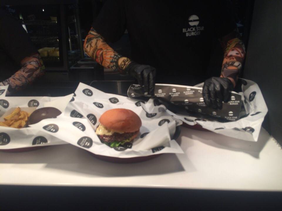 В Перми открылся ресторан Black Star Burger. Рассказываем, как это было