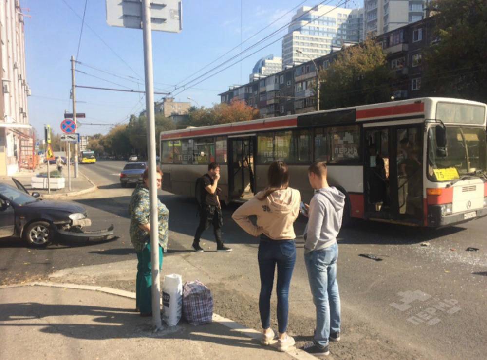 В Свердловском районе Перми столкнулись пассажирский автобус и легковой автомобиль