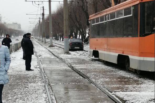 В центре Перми «встали» трамваи из-за машины-такси на путях