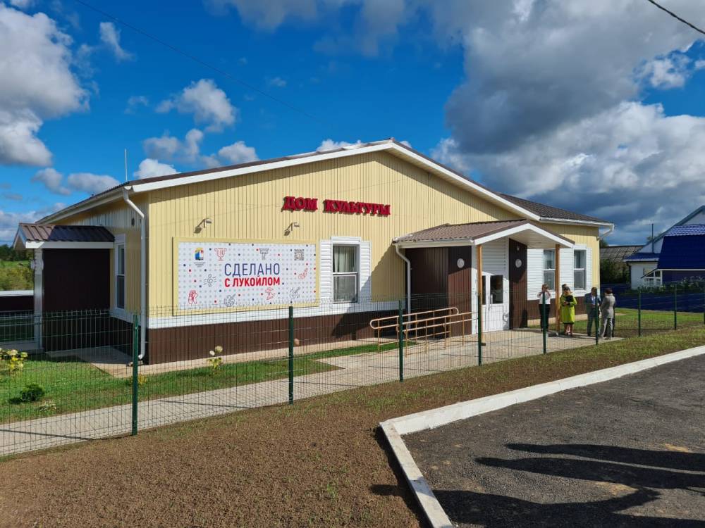 ​Под Чернушкой открылся дом культуры, первым сцену  опробовал музыкант-виртуоз Андрей Киряков