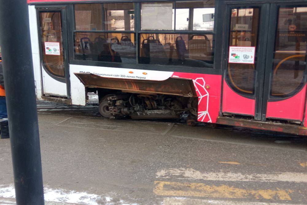 ​В Перми с рельсов сошел трамвай