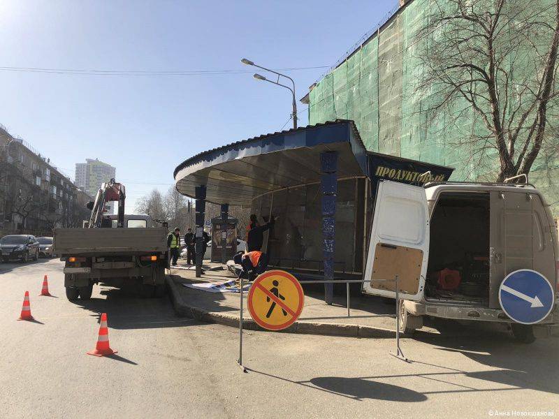 Власти принудительно демонтируют павильон у Комсомольской площади