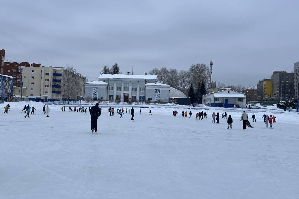 ​«Освоили азы»: в Перми прошел мастер-класс для иностранных студентов по катанию на коньках