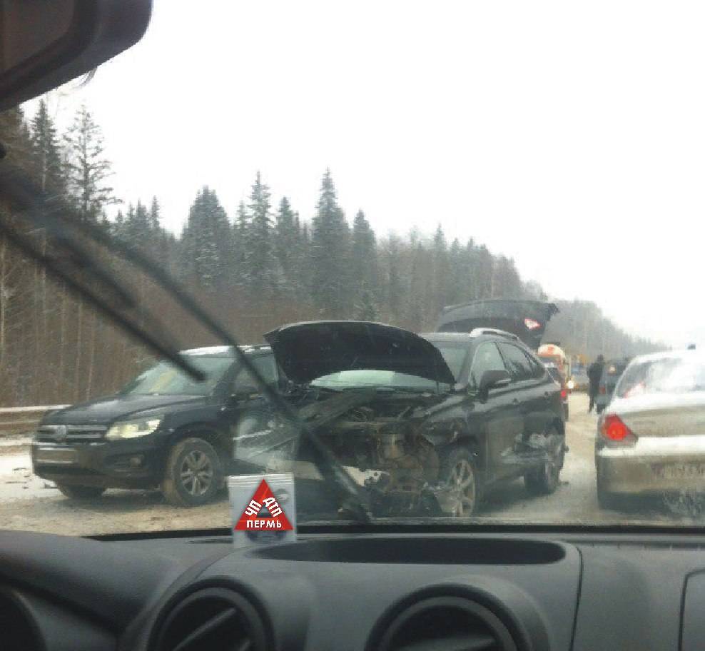 Четыре авто помяты: в Перми на Восточном обходе произошло массовое ДТП с пострадавшей
