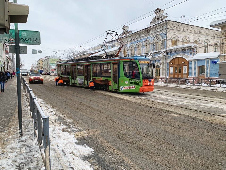 ​В центре Перми трамвай сошел с рельсов