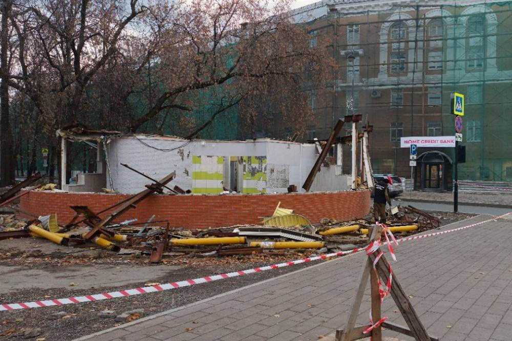 ​В Перми сносят здание бывшего кафе на Комсомольской площади