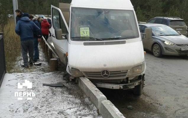 В Перми маршрутный автобус съехал в кювет: три человека травмированы
