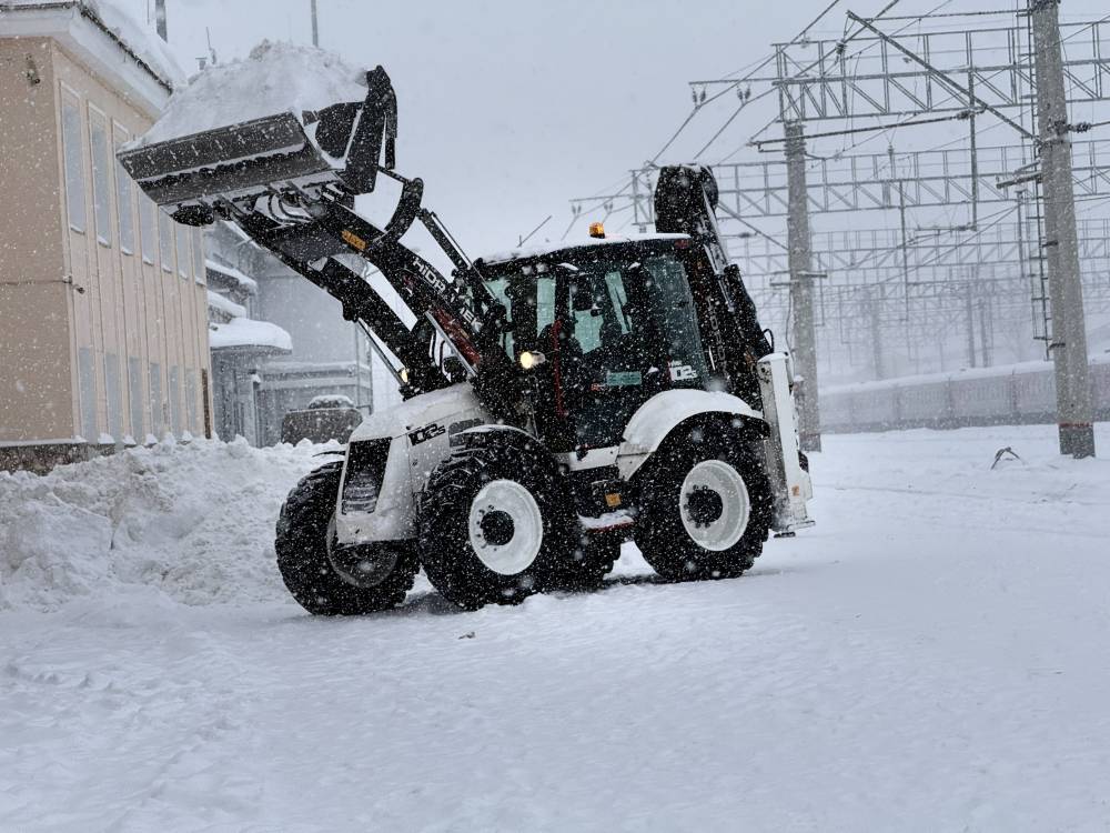 В Пермском крае ребенка завалило снегом из ковша погрузчика во время уборки 