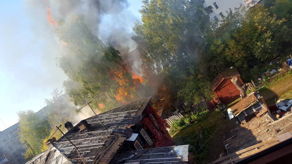 Из-за пожара в центре Перми перекрыли движение 