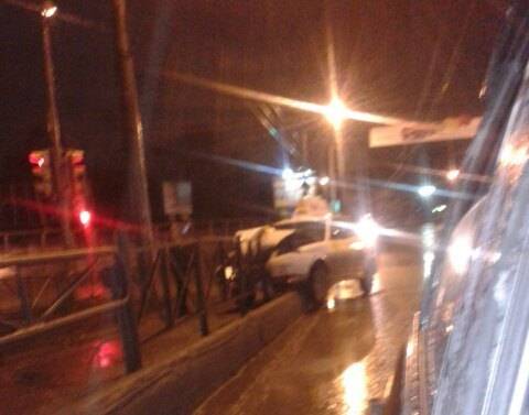 В Перми на шоссе Космонавтов машина такси разбилась об ограждение