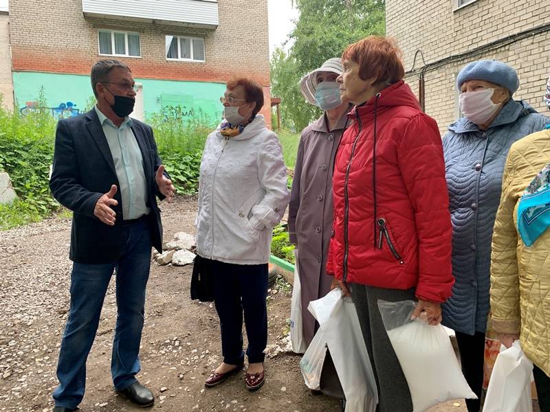 Депутаты-азотчики поддерживают участников конкурса цветников  