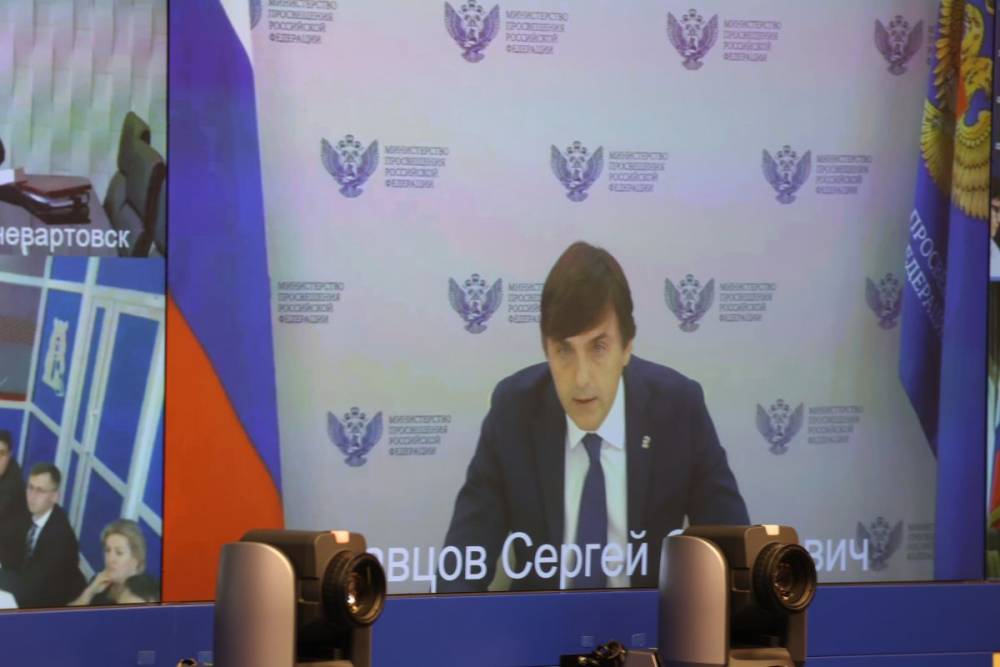 Партия обеспечила школьными наборами 240 тысяч детей по всей стране