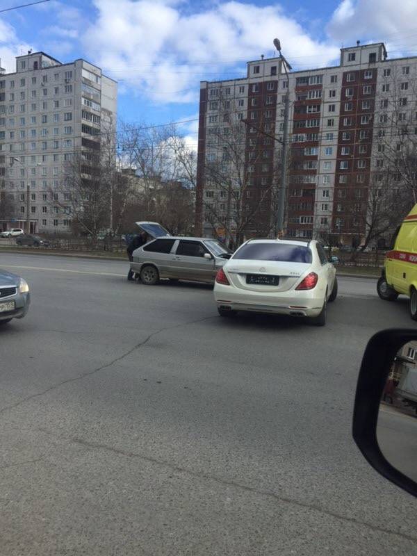 В Перми столкнулись «Лада» и «Майбах»