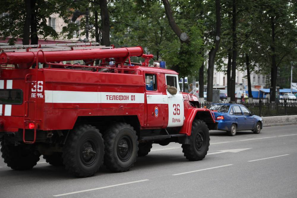 В Пермском крае сотрудники ГИБДД спасли людей от пожара и предотвратили взрыв автомобиля 