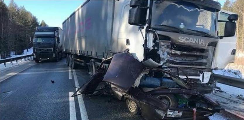 ​Соцсети: в Прикамье в ДТП с большегрузом на трассе погиб водитель ВАЗа