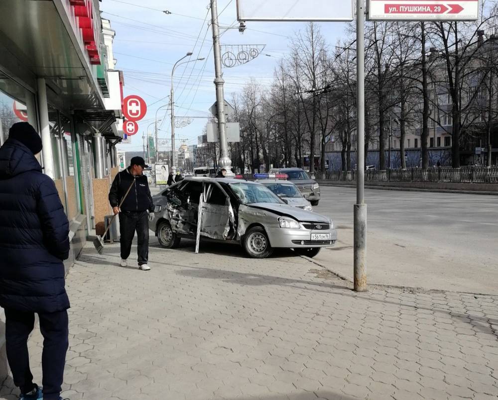​В центре Перми произошло ДТП с автобусом и легковушкой