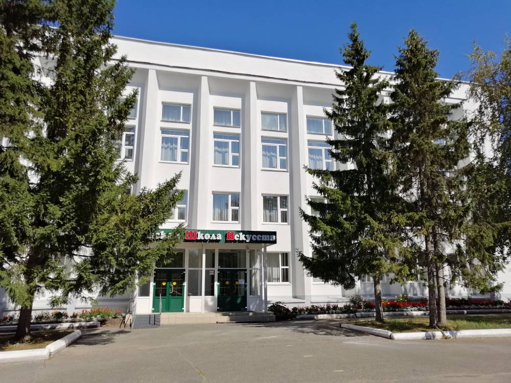 По нацпроекту в школе искусств в Кунгуре отремонтировали фасад и приобрели новые инструменты