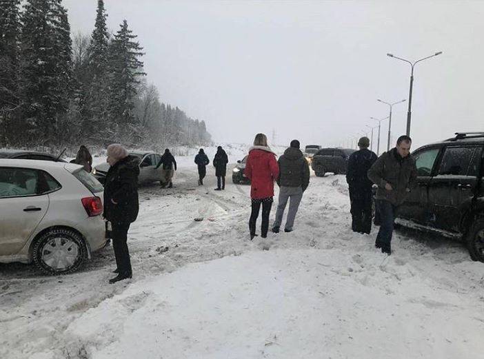 «Всему виной — гололед»: в Перми произошла авария с участием около 10 машин