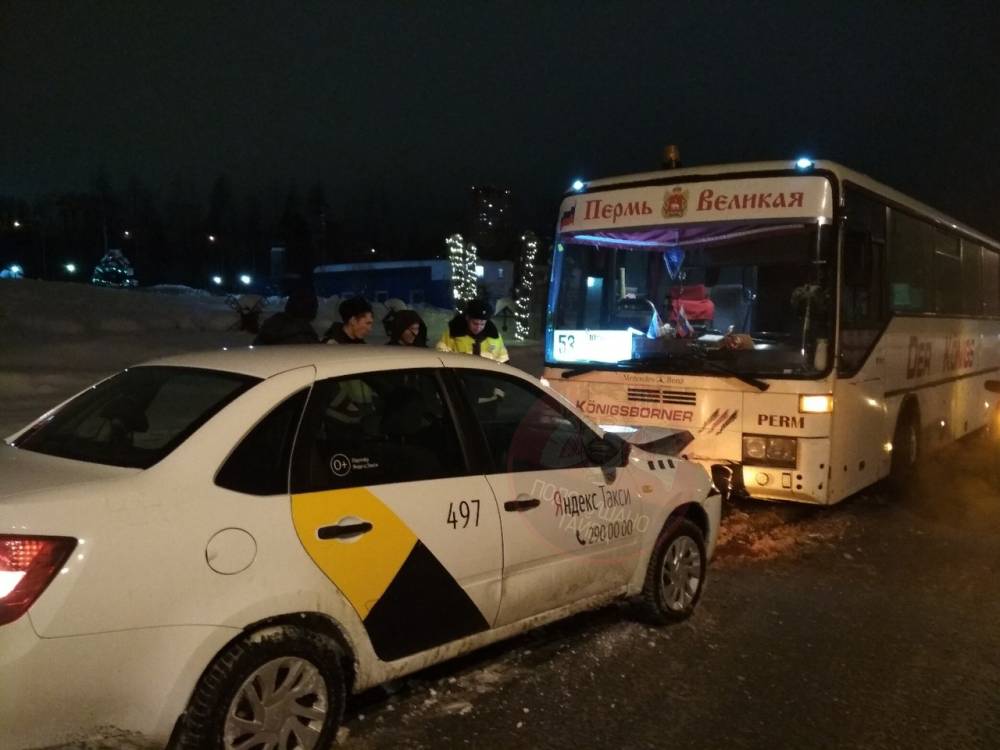 В Перми автомобиль такси влетел в автобус с пассажирами