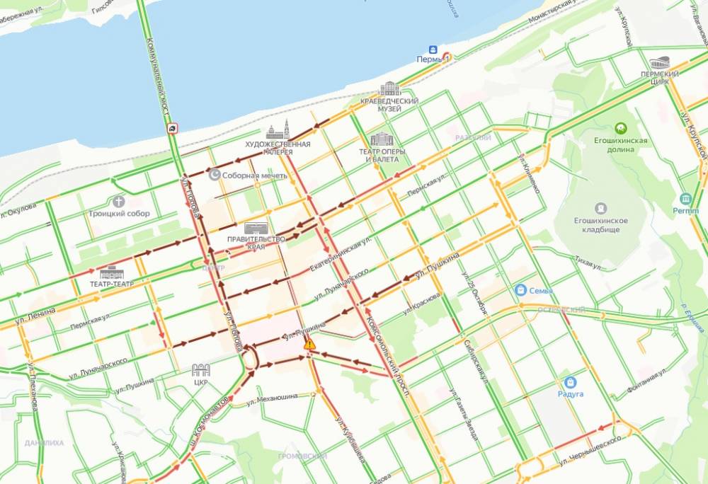 ​В Перми автомобилисты встали в восьмибалльных пробках