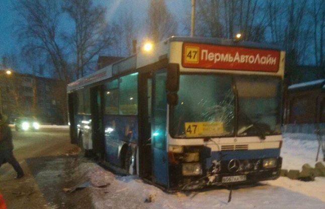 В Перми рейсовый автобус врезался в светофорную опору