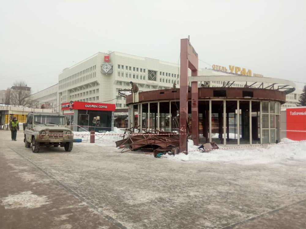 ​В центре Перми начался снос торговых павильонов у отеля «Урал»