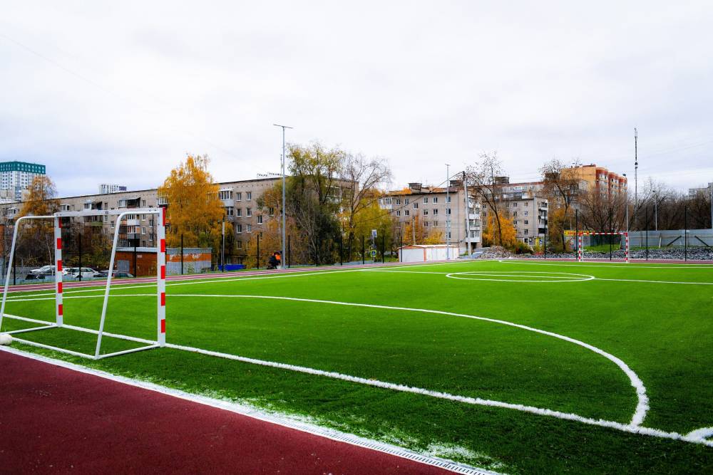 В центре Перми завершилось строительство стадиона рядом с гимназией № 33