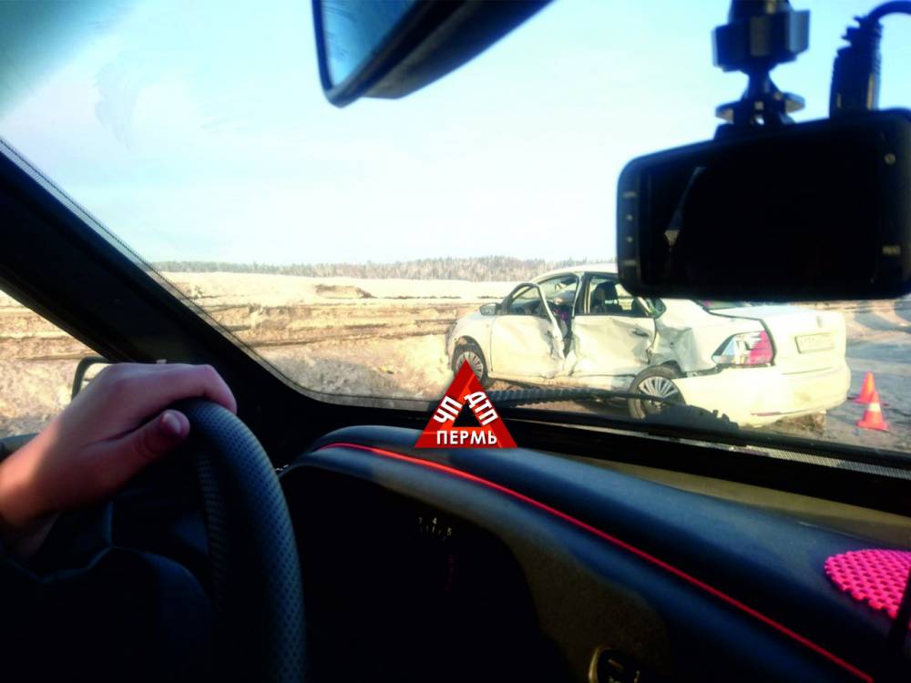 На трассе Пермь-Березники столкнулись Ford и Volkswagen​