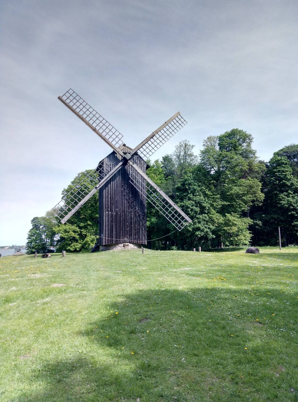 За крепостной стеной