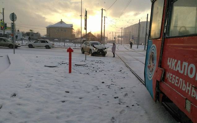 В Перми «Митсубиси» врезался в трамвай с пассажирами