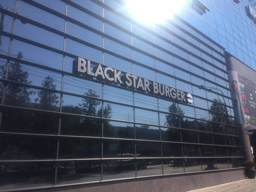 Сегодня вечером в Перми откроется ресторан Black Star Burger 